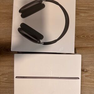 Apple iPad 7th Generation - space gray with headphones (none Apple)bundle